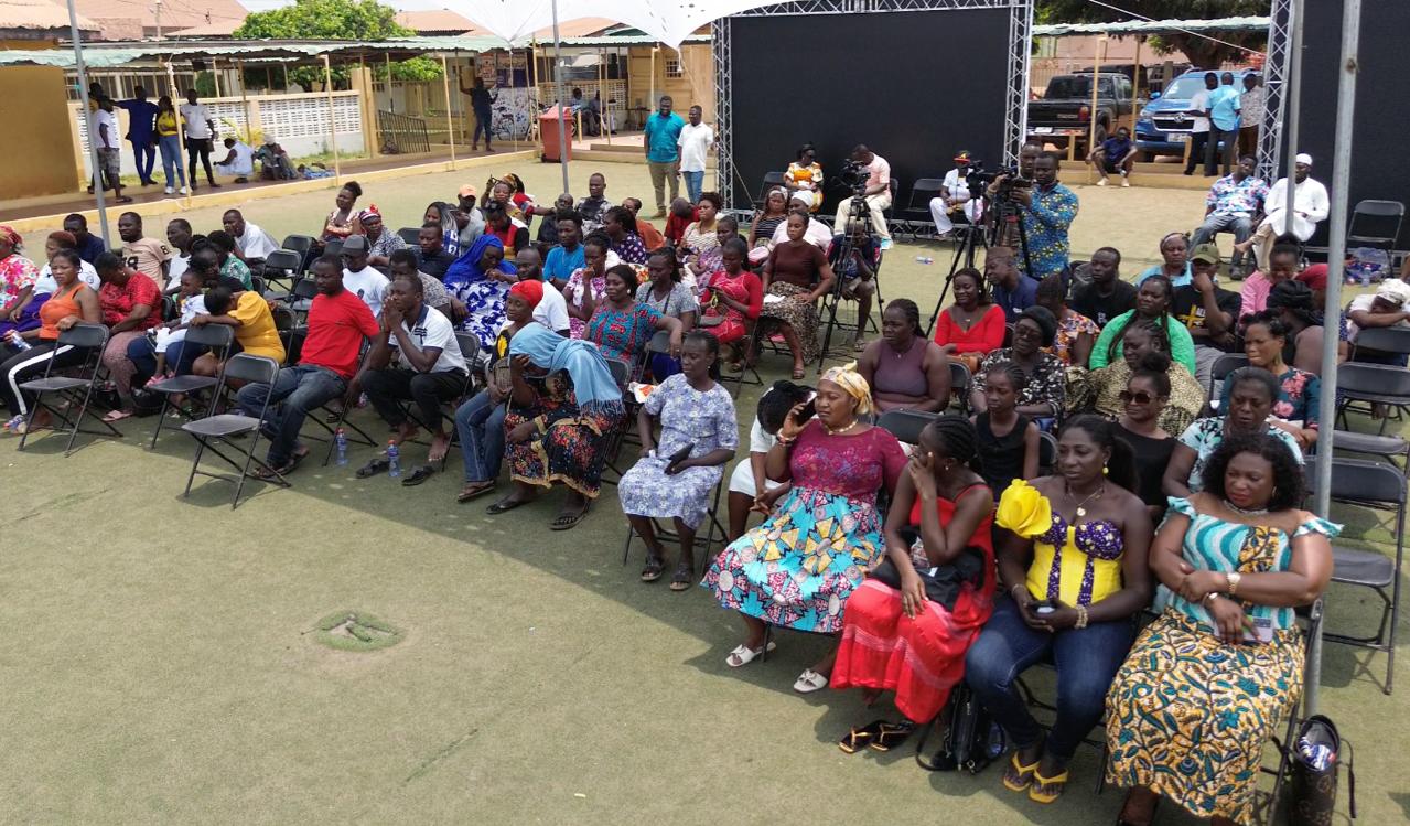 Traders barbers electricity
