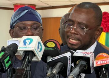 Minority Big Push contracts